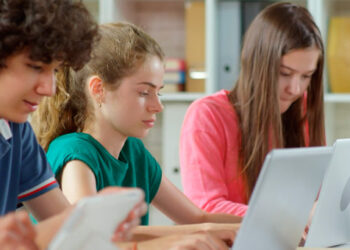 Campaña de publicidad para matriculación en centros escolares